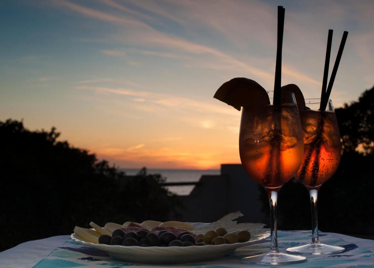 VILLA HORUS SAN GIOVANNI SINIS - Villa sul mare con grande giardino privato - Bed and Breakfast