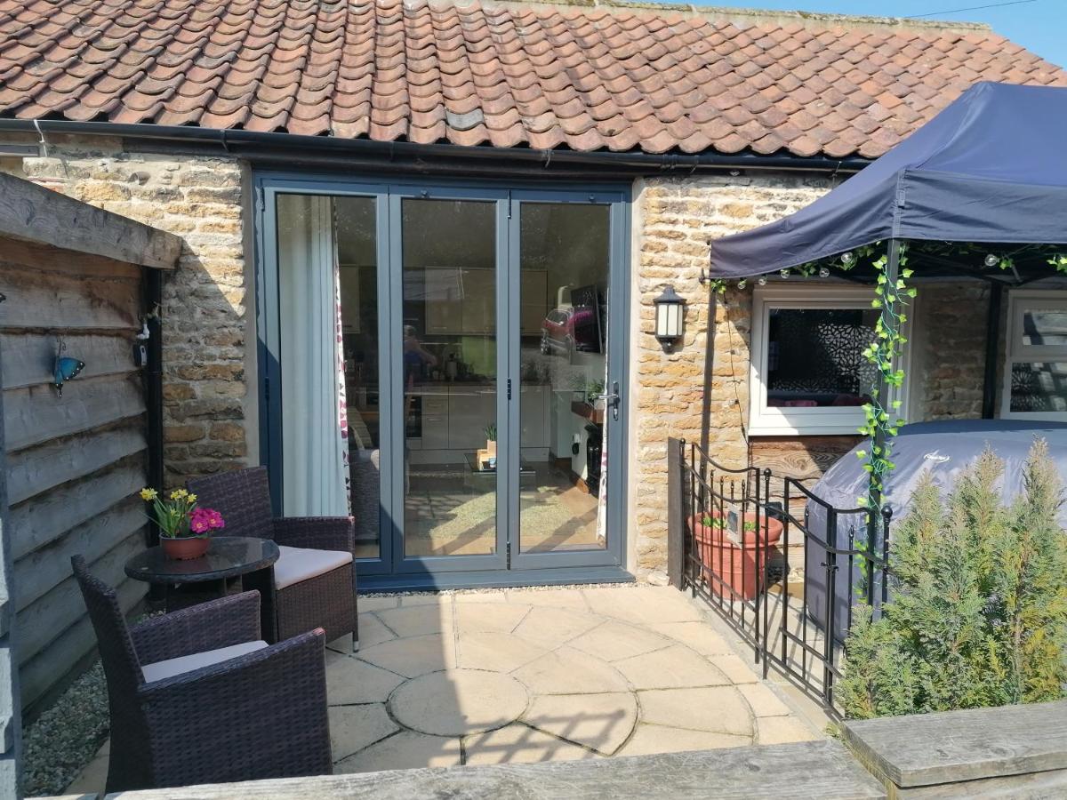B&B Scarborough - Larch Cottage, Ruston dog friendly with hot tub - Bed and Breakfast Scarborough