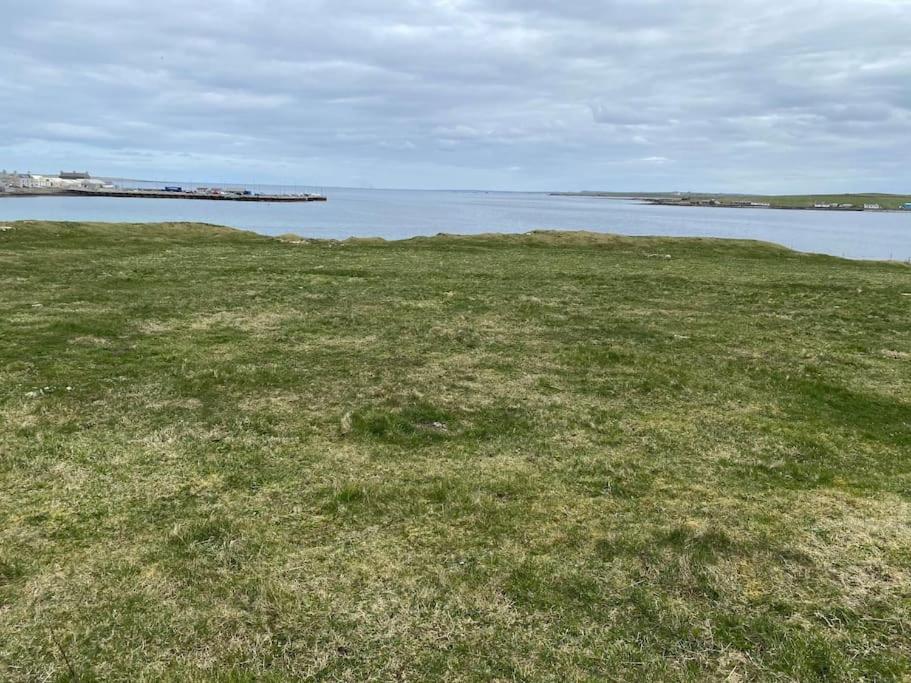 2 Bedroom house overlooking Pierowall Bay, Westray - Ferienwohnung