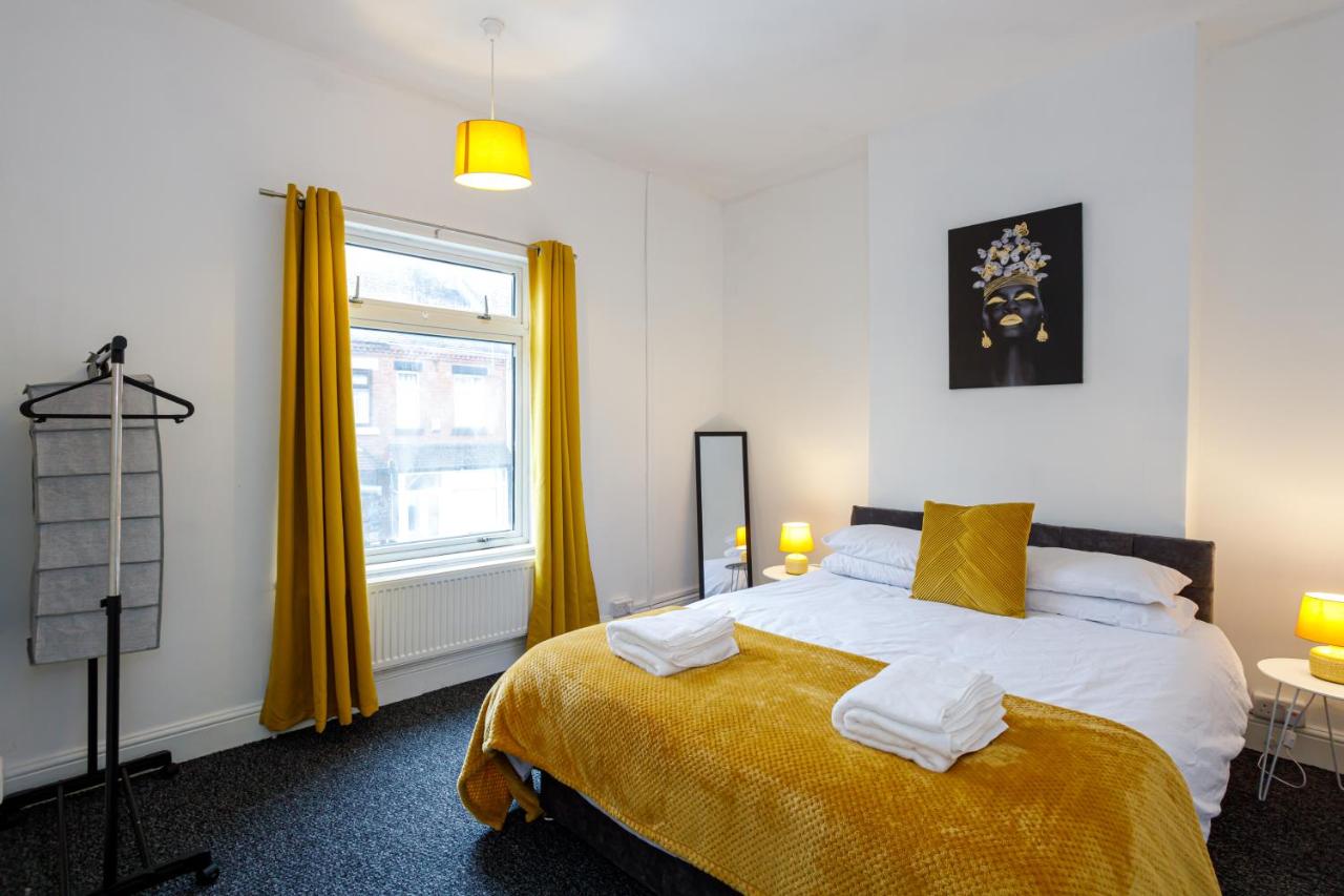 B&B Stoke-on-Trent - Staywhenever HS- 4 Bedroom House, King Size Beds, Sleeps 9 - Bed and Breakfast Stoke-on-Trent