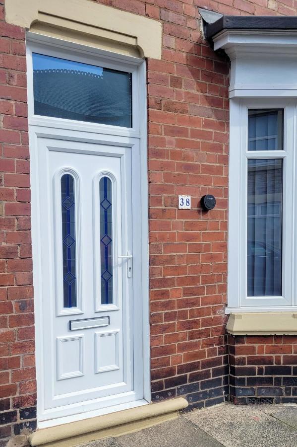 The Lawrence, Redcar - 2 Bedroom Victorian House - Free On-Street Permit Parking, Fast Wifi, Virgin TV - Perfect for Contractors, Families and Couples - B&B Redcar