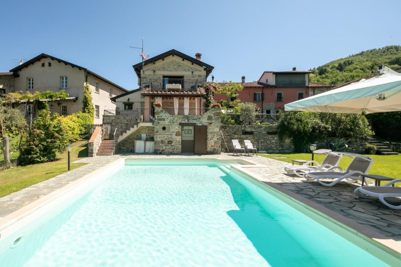 Country house with pool and outbuilding Fivizzano by VacaVilla - B&B