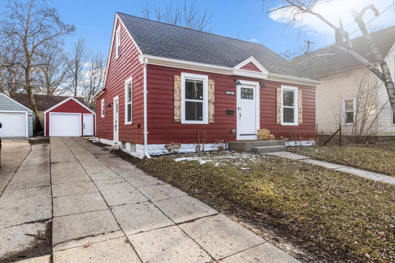 SUPERB 3 Bedroom Home with Game Room!!! Close to Downtown - Sleeps 6 - Bed and Breakfast
