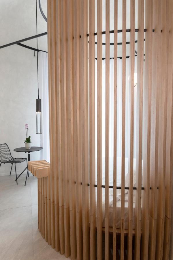 Zimmer mit Kingsize-Bett und Balkon