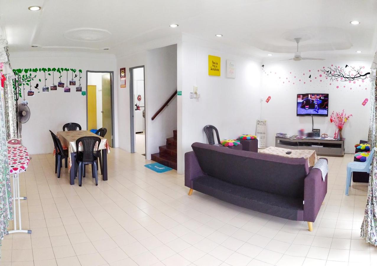 H Homestay Sibu - 1000Mbps 1Gbps Wifi, Astro & Auto Gate Parking Semi Detached House! - B&B