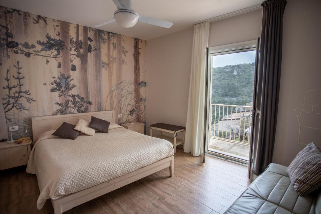 Zimmer mit Kingsize-Bett und Balkon