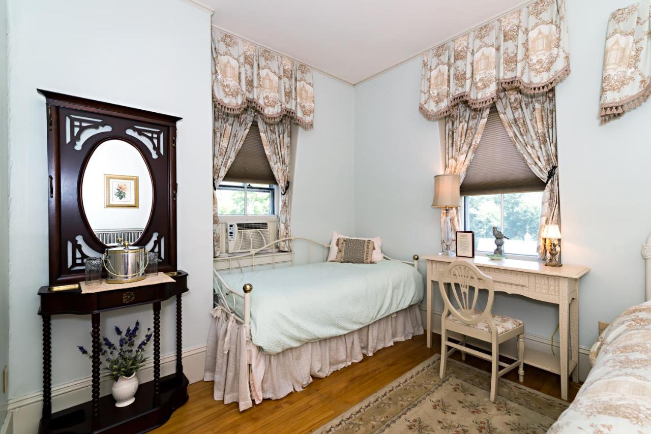 Vivienne Room