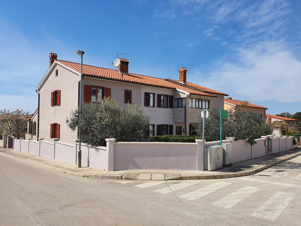 Apartments Luciana & Helena - Bed and Breakfast Pula
