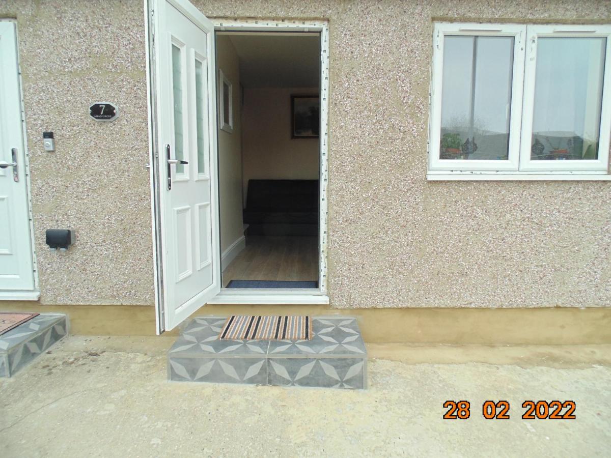 Two beautiful double bedroom Tulip apartment - B&B Dagenham