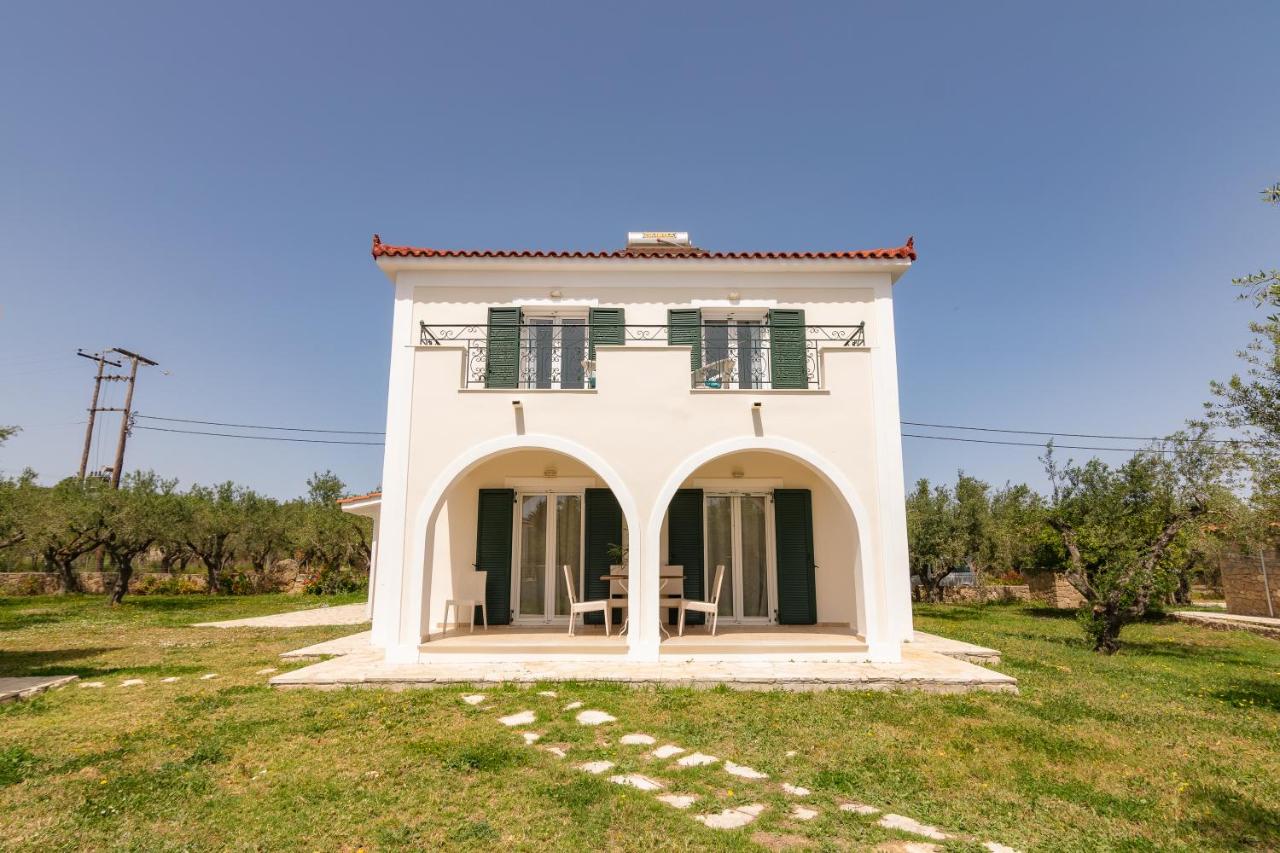 Aspasia & Athina - Three Bedroom Villa with shared pool