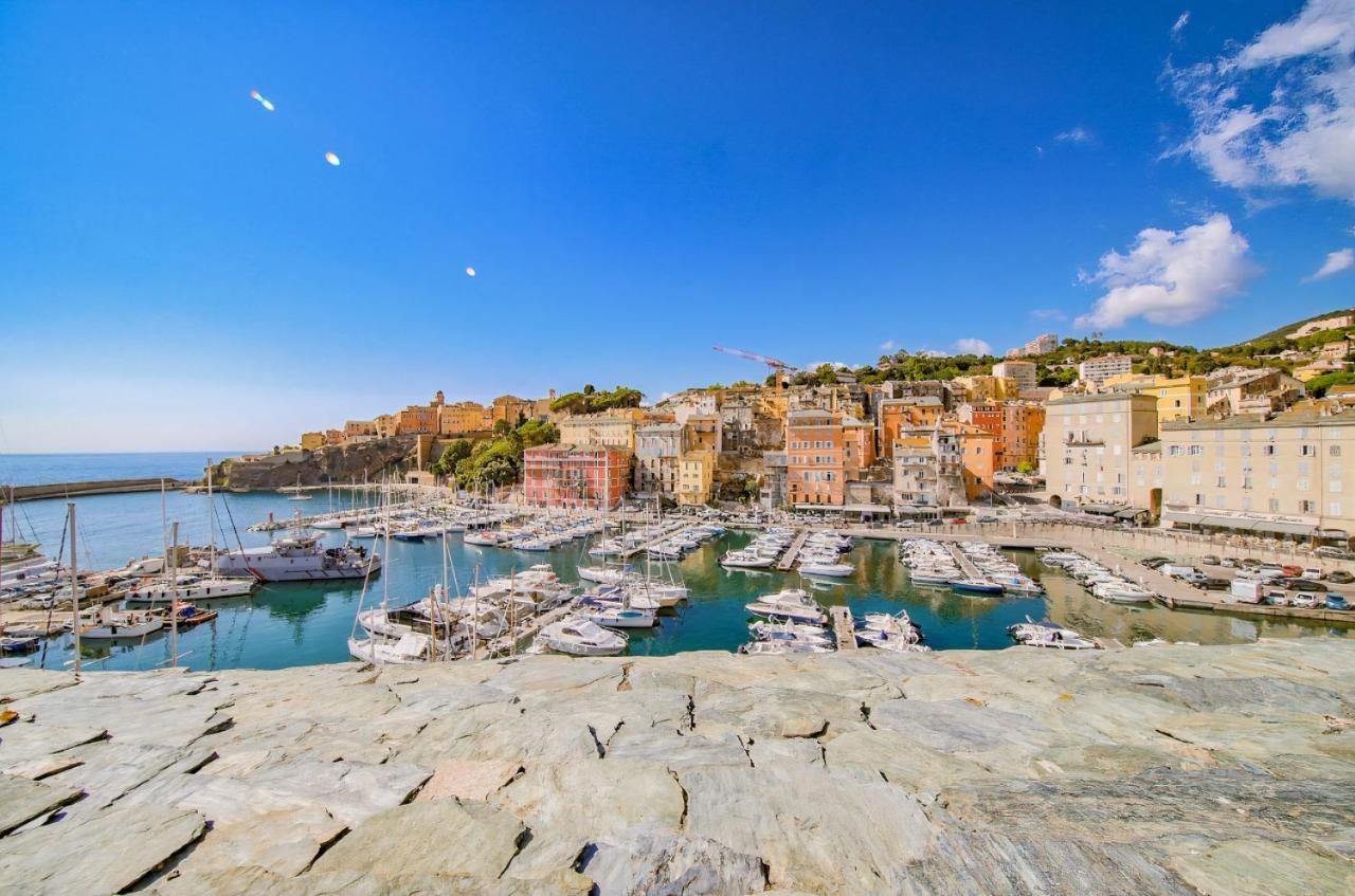 Beau T2 sur le vieux port, centre de Bastia - B&B
