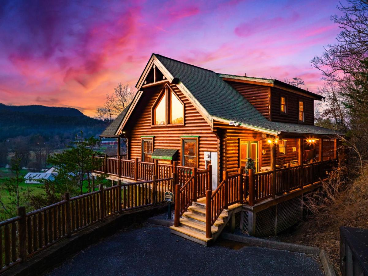 B&B Pigeon Forge - Sunset Cabin, Smokies View, Theater, Arcade, HotTub - Bed and Breakfast Pigeon Forge