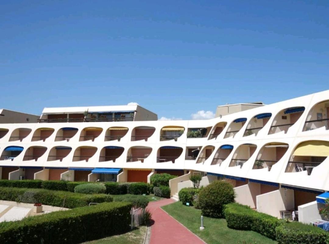 Studio avec loggia entre port, plage et piscine - Bed and Breakfast