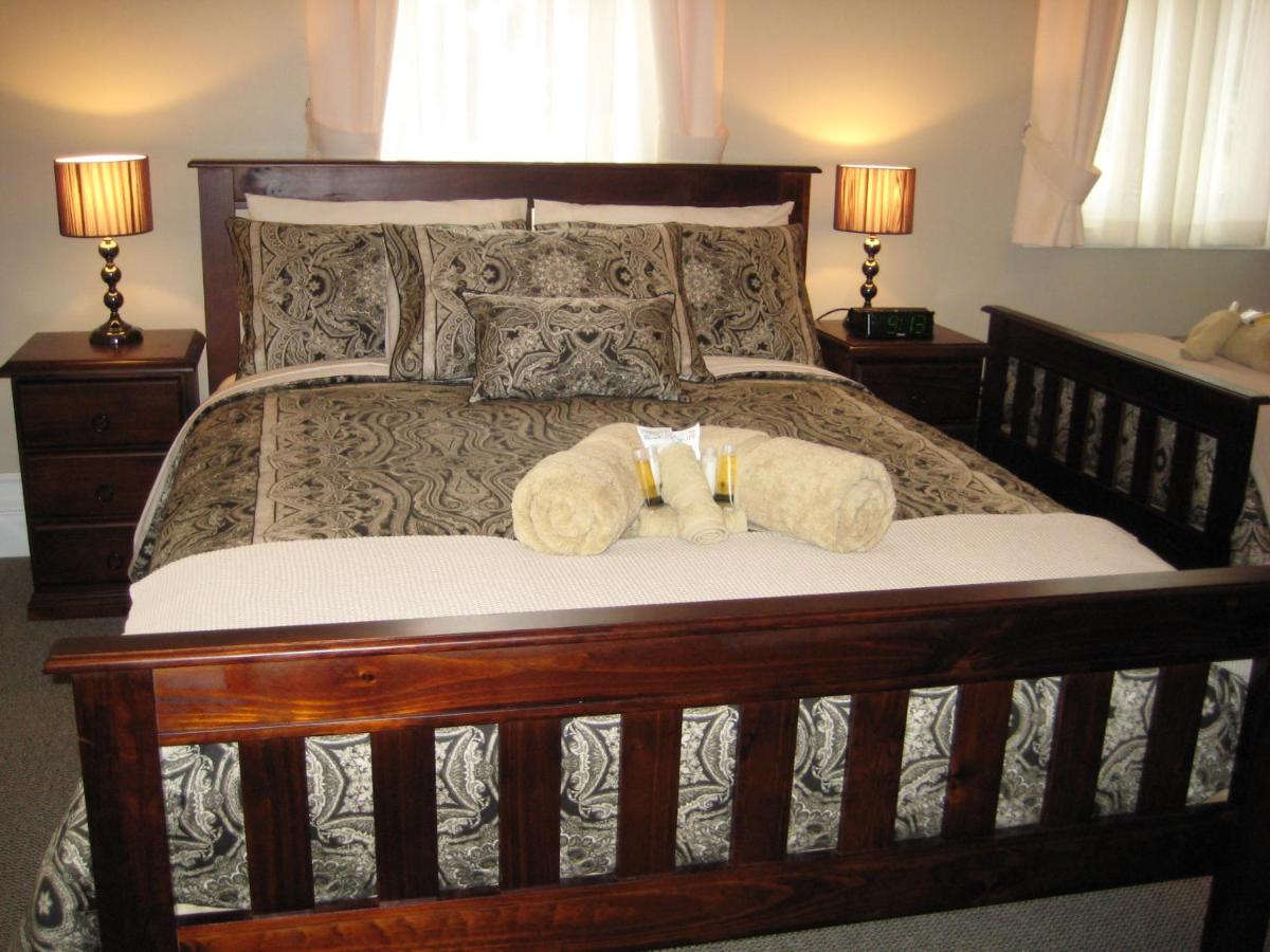Chambre Lit Queen-Size avec Salle de Bains Commune 