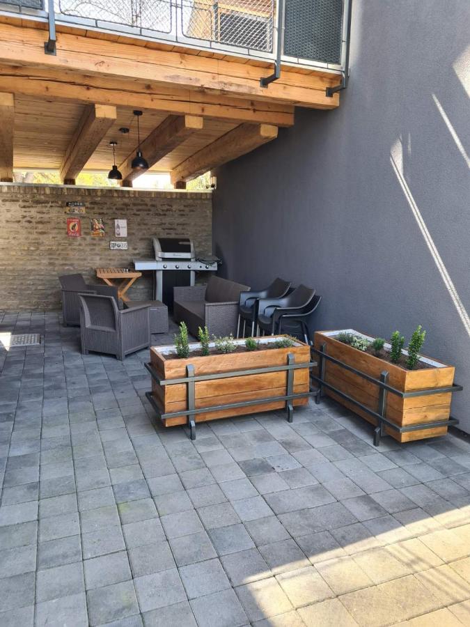 Gray brick - B&B