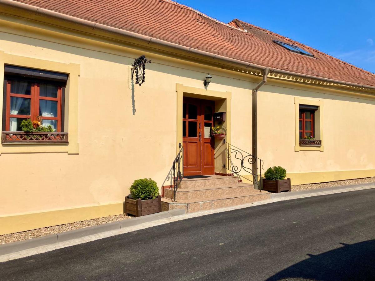 Penzion Moravia - free parking in the city center - Bed and Breakfast Mikulov