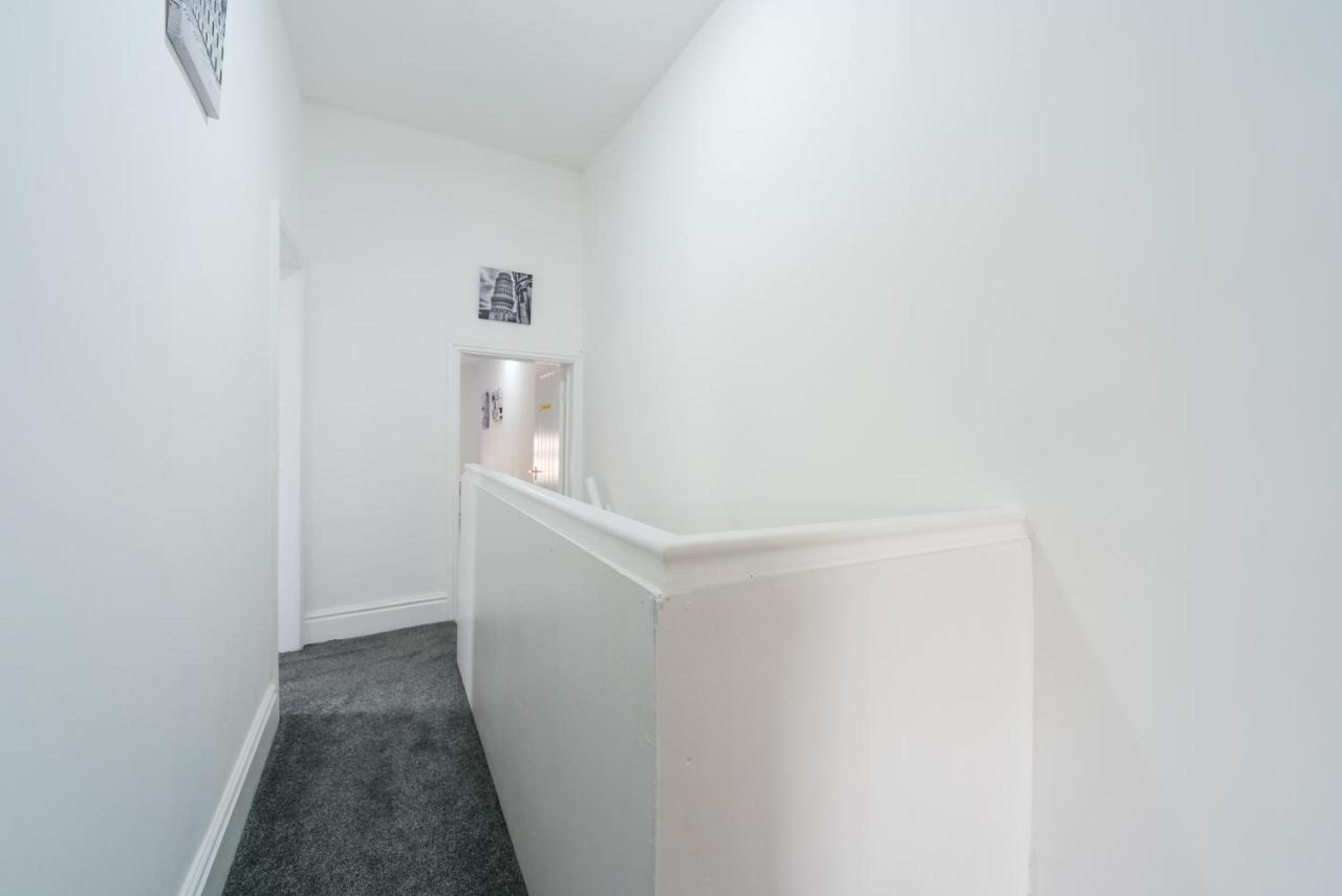 3 Bedroom Adom Home 4 Beds- 5 Mins to Hull Stadium- Close City Centre - B&B Kingston upon Hull