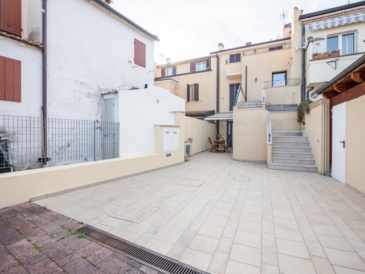 La Marina Apartment with Patio & Parking - Chambres d’hôtes Fano