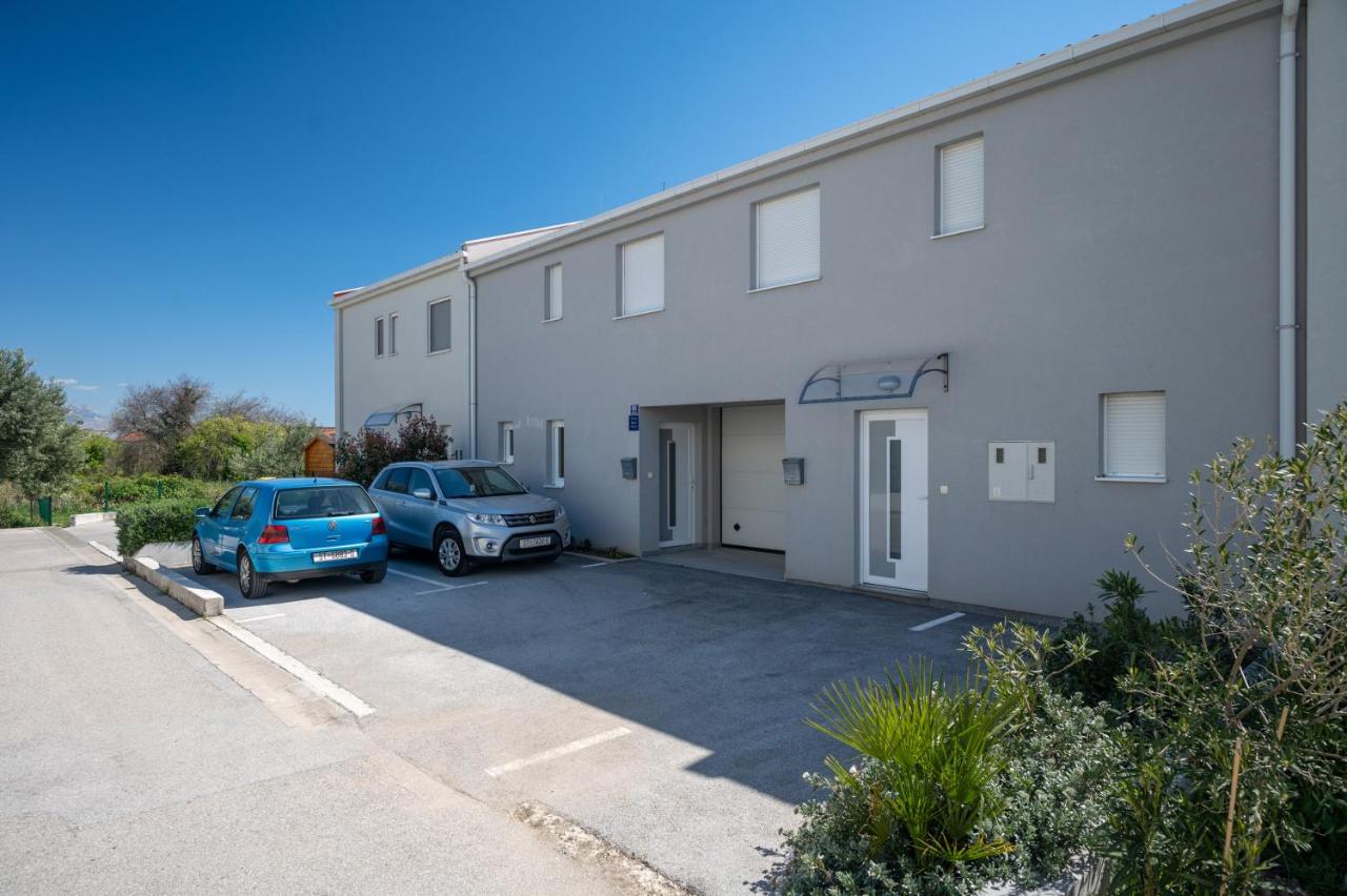 Apartment Tikvarin, Kaštel Kambelovac - B&B
