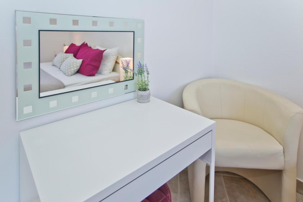 One-Bedroom Apartment with Terrace with Sea View (2 Adults + 2 Children)