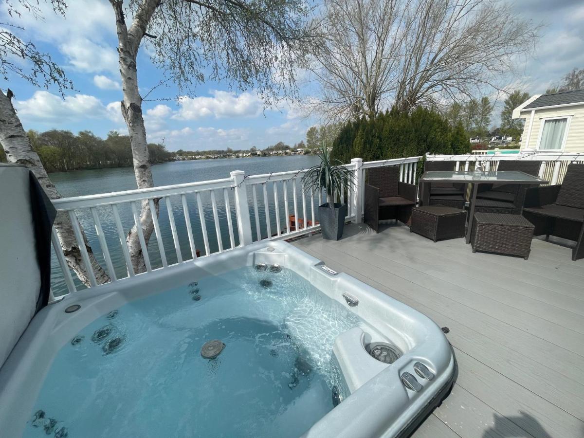 Lakeside Retreat 4 with hot tub, private fishing peg situated at Tattershall Lakes Country Park - Chambres d’hôtes