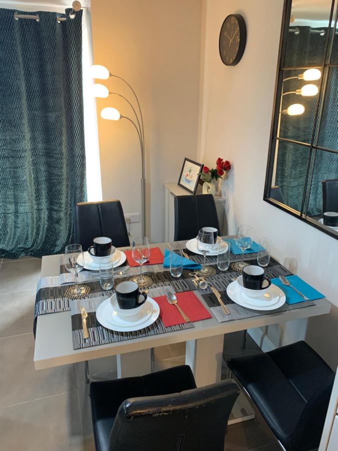 Aqua Dreams - Serviced Luxury Modern Belfast City Centre 2 Bed Apartment - B&B