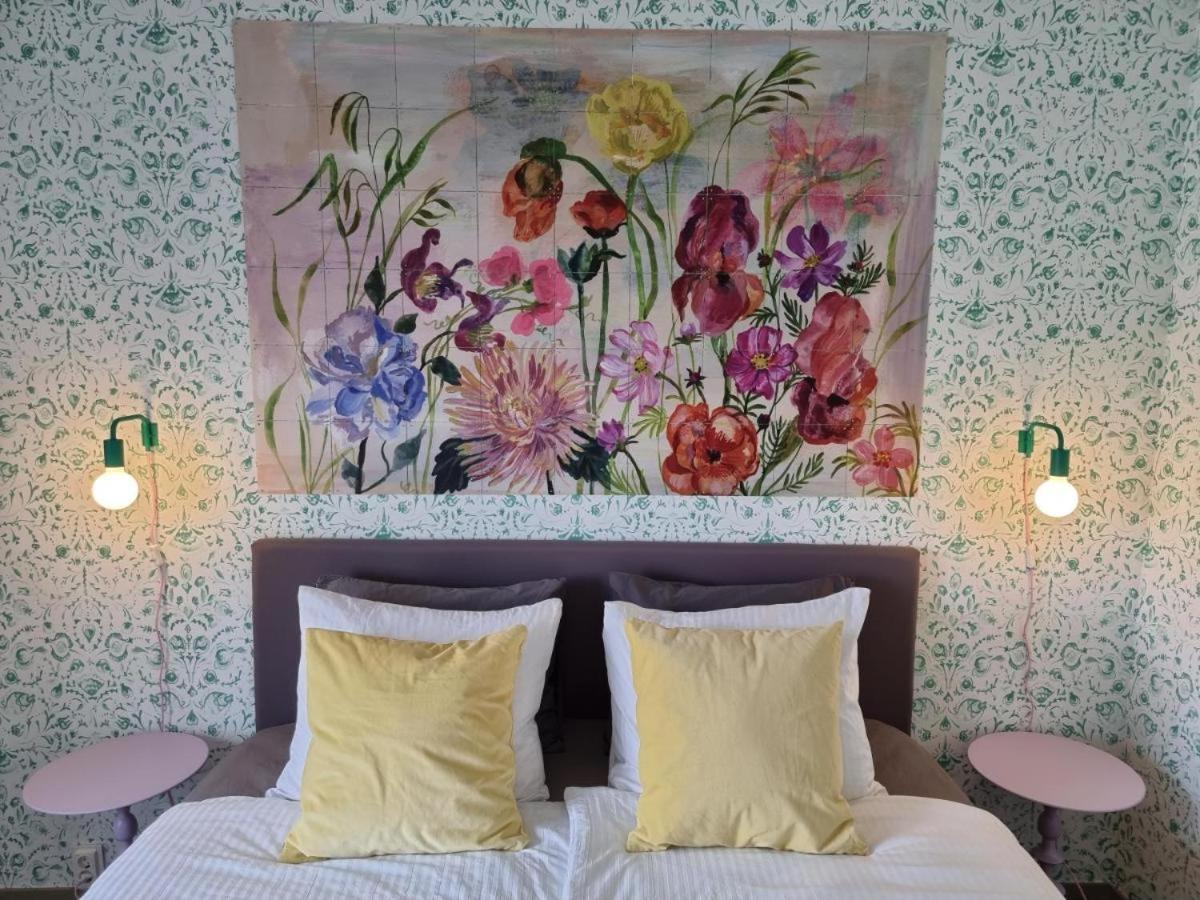 Neon Nights Studio - B&B