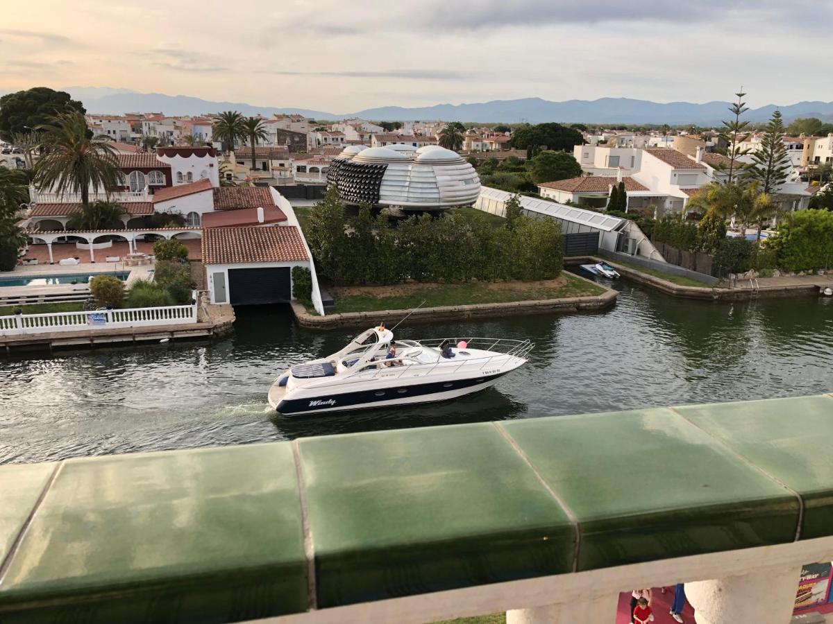 MAENA Marinola - Empuriabrava Port - 69m2- Vue canal principal - Plage centrale 500m - Chambres d'hôtes Empuriabrava