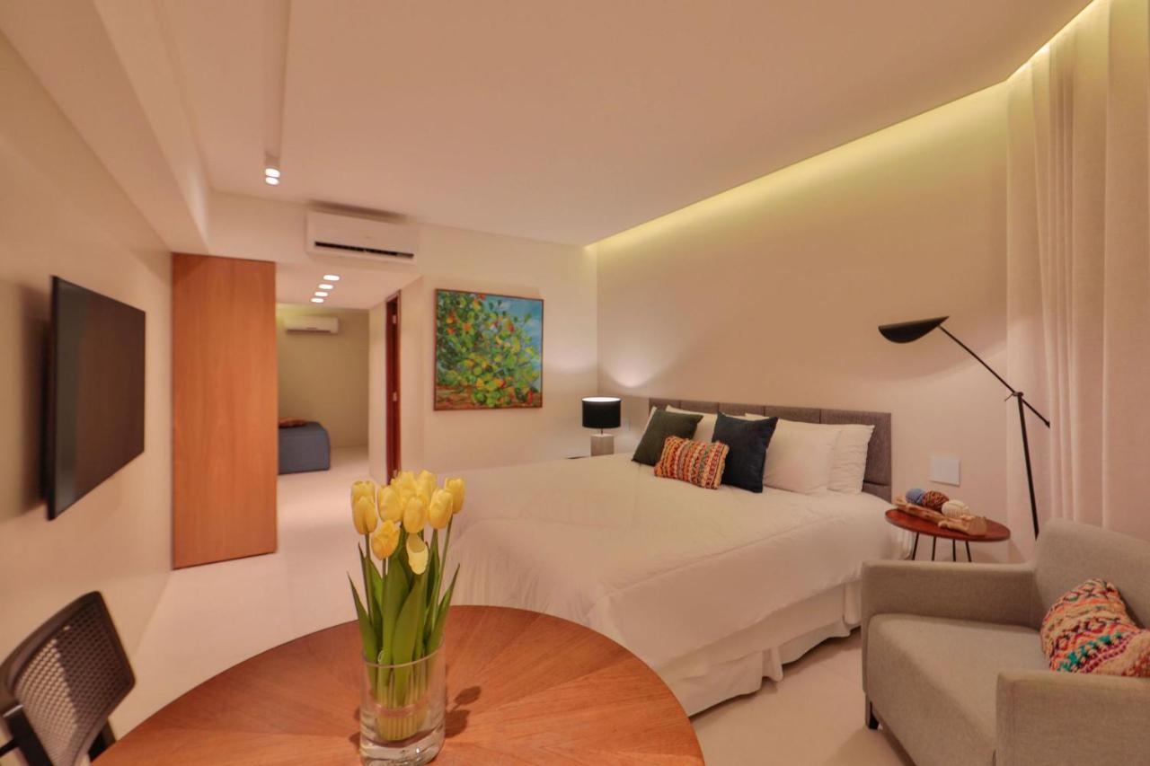 Suite con cama grande y balcón