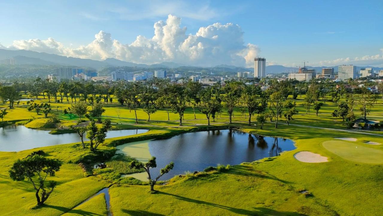 B&B Cebu - Dreamy 2BR condo, with a golf course view - Bed and Breakfast Cebu