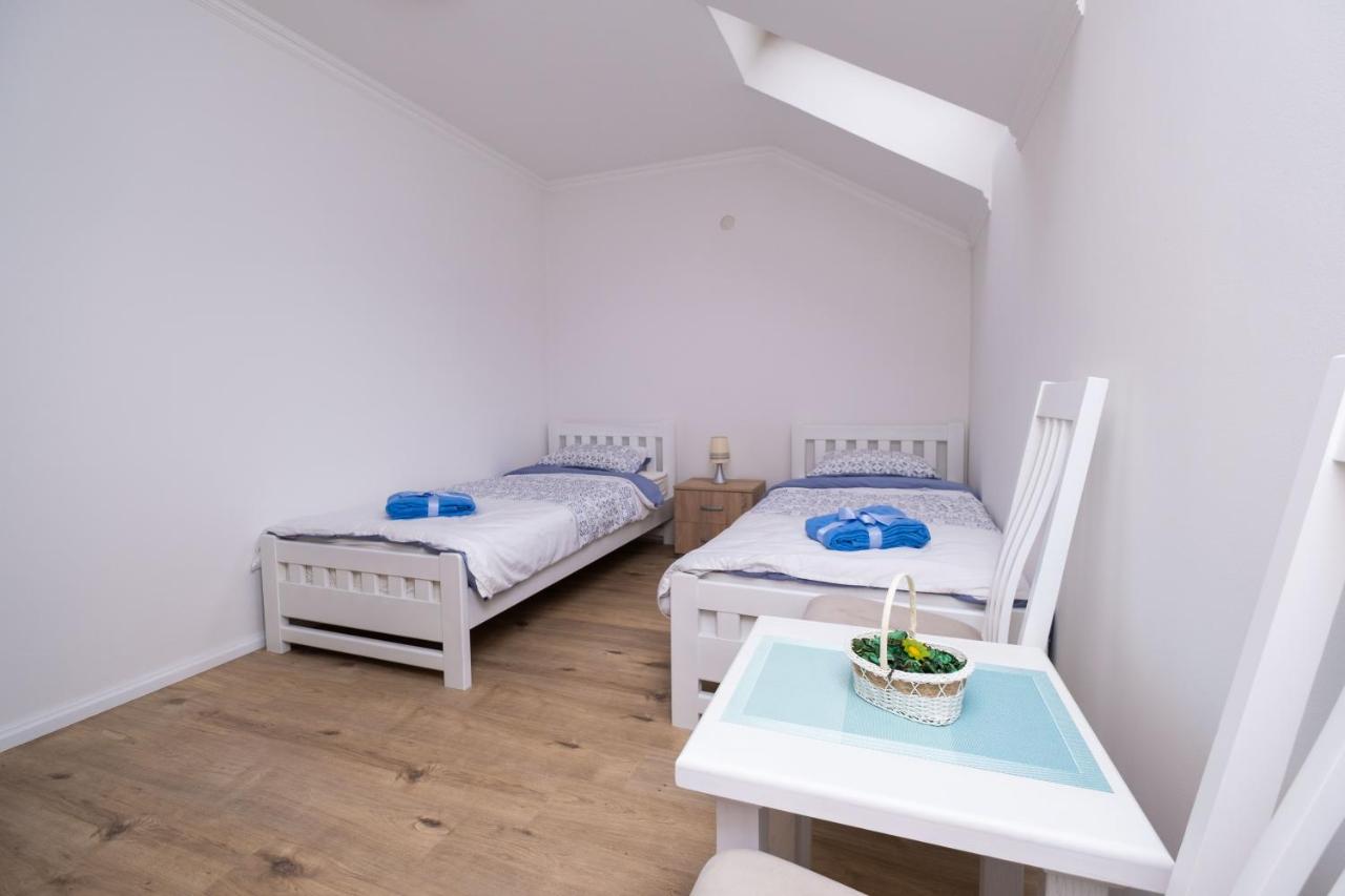 Camera Doppia con Letti Singoli con Servizi Igienici in Comune