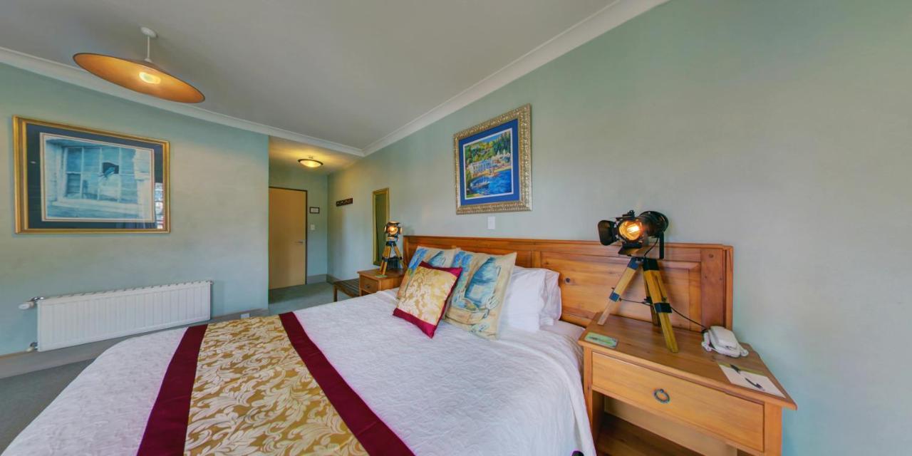 Zimmer mit Kingsize-Bett und Balkon