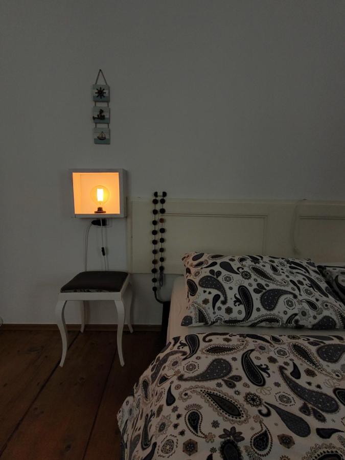 Großes Doppel-/Zweibettzimmer mit Gemeinschaftsbad