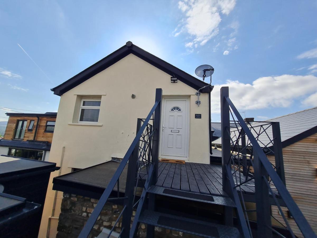 B&B Merthyr Tydfil - Perfect Location 2 BR serviced apartment Nr Bike Park Wales & Brecon Beacons - Bed and Breakfast Merthyr Tydfil