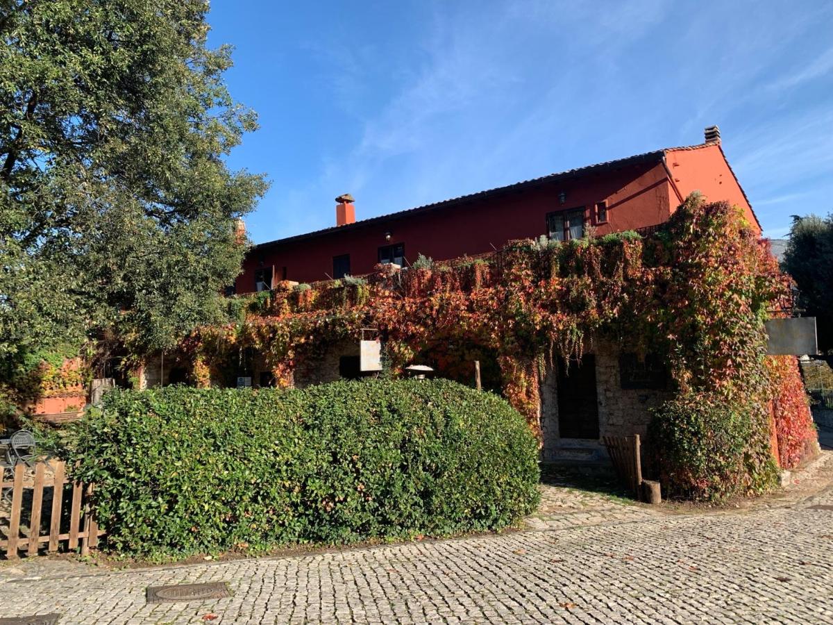 Casette rosse nel borgo medievale di Fossanova - Chambres d’hôtes Latina