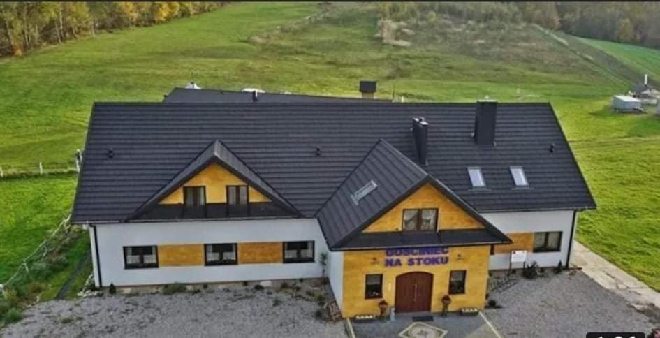 Gościniec Na Stoku pokoje 2,3,4 osobowe, cisza, spokój, widok na stok narciarski, lasy, łaki - B&B