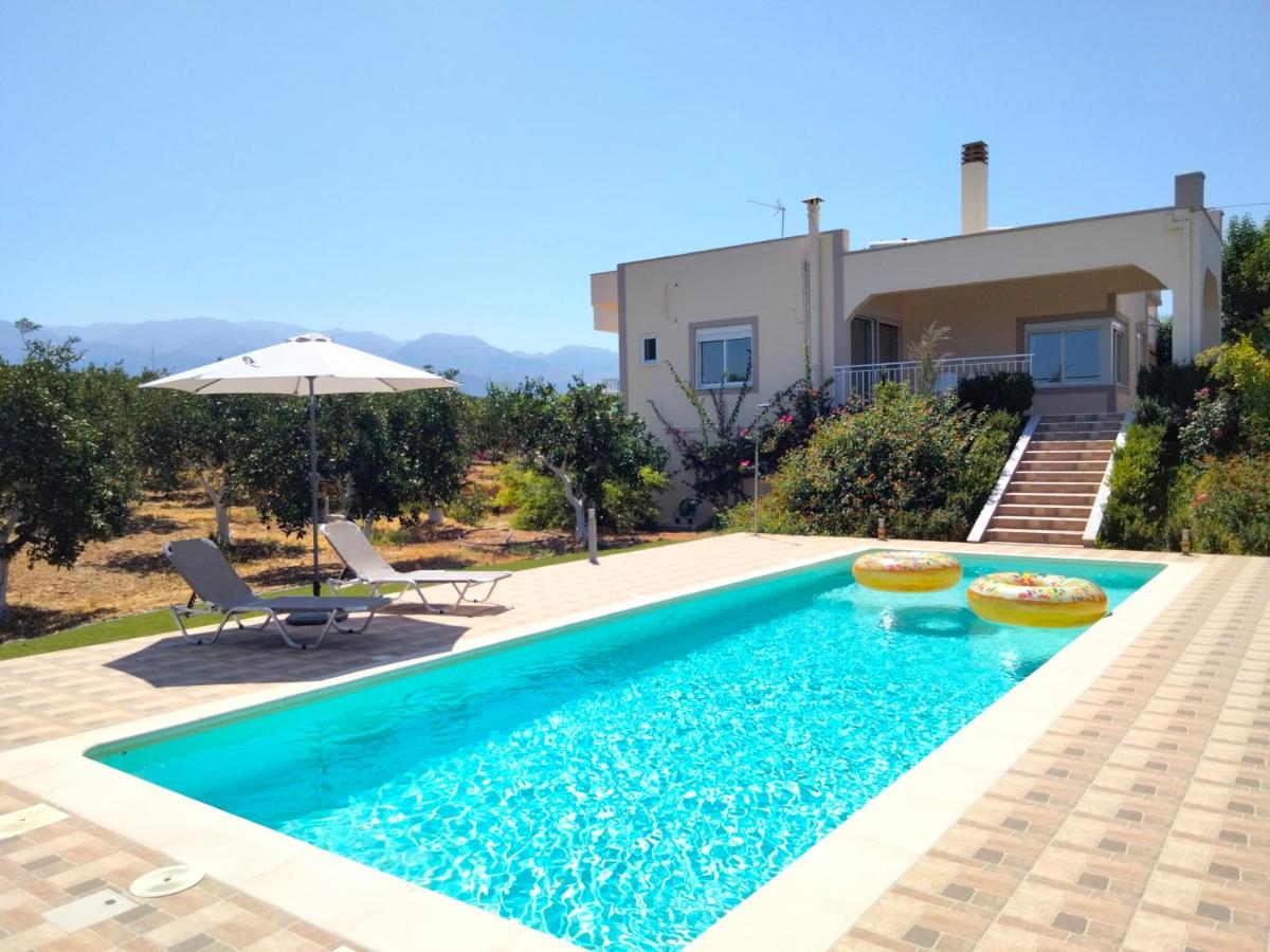 B&B Agiá - Villa Rosemagnolia, pool 35m2, in green, gardens, full sun close to everything - Bed and Breakfast Agiá