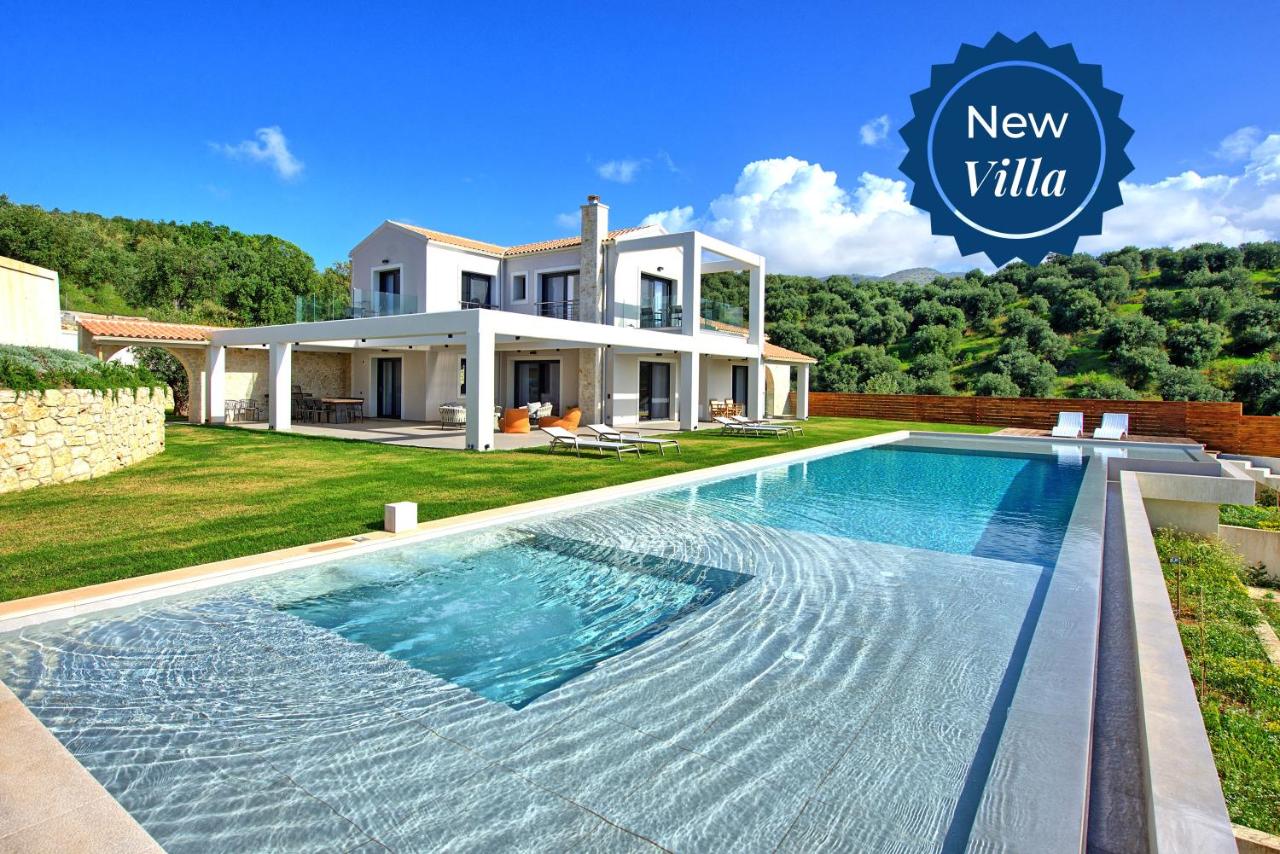 Luxury Villa Ebellina by PosarelliVillas - B&B Acharávi