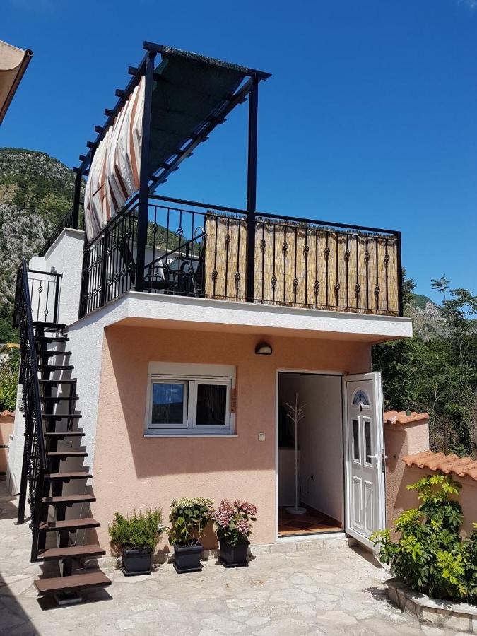 Sunshine Apartment with Private Pool and Parking - B&B Kotor
