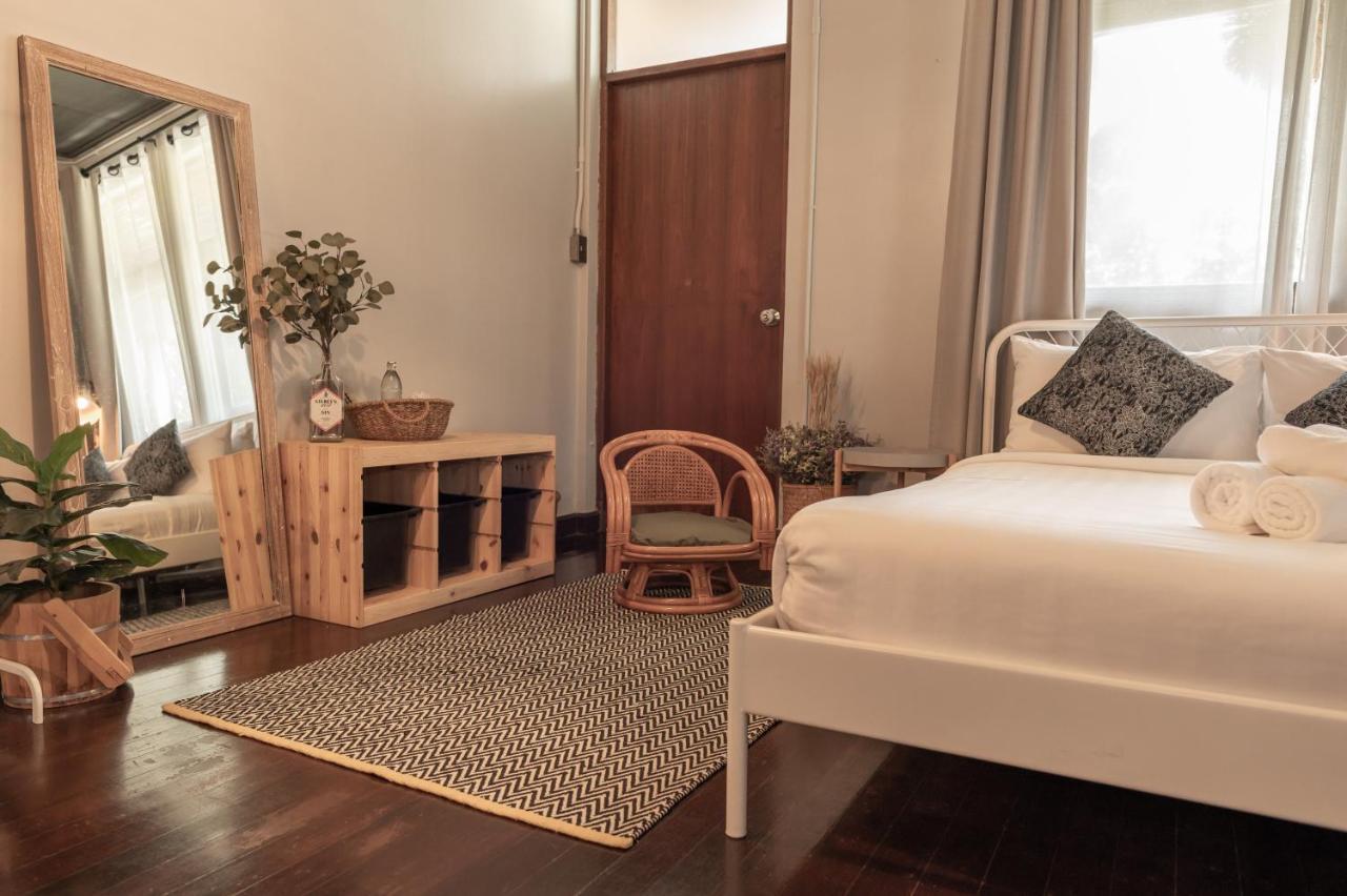 Chambre Lit Queen-Size - Vue sur Piscine