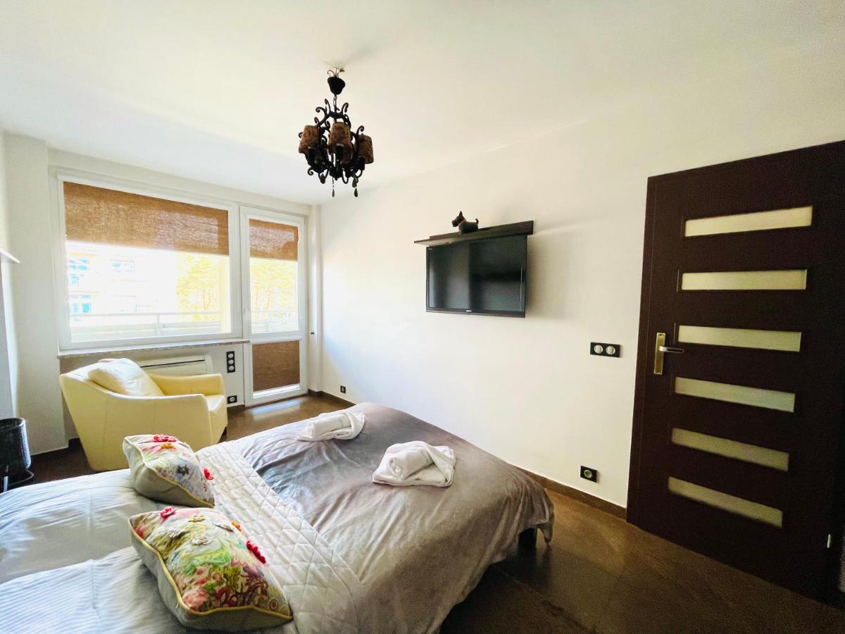 One Bedroom Apartment with Lateral Sea View