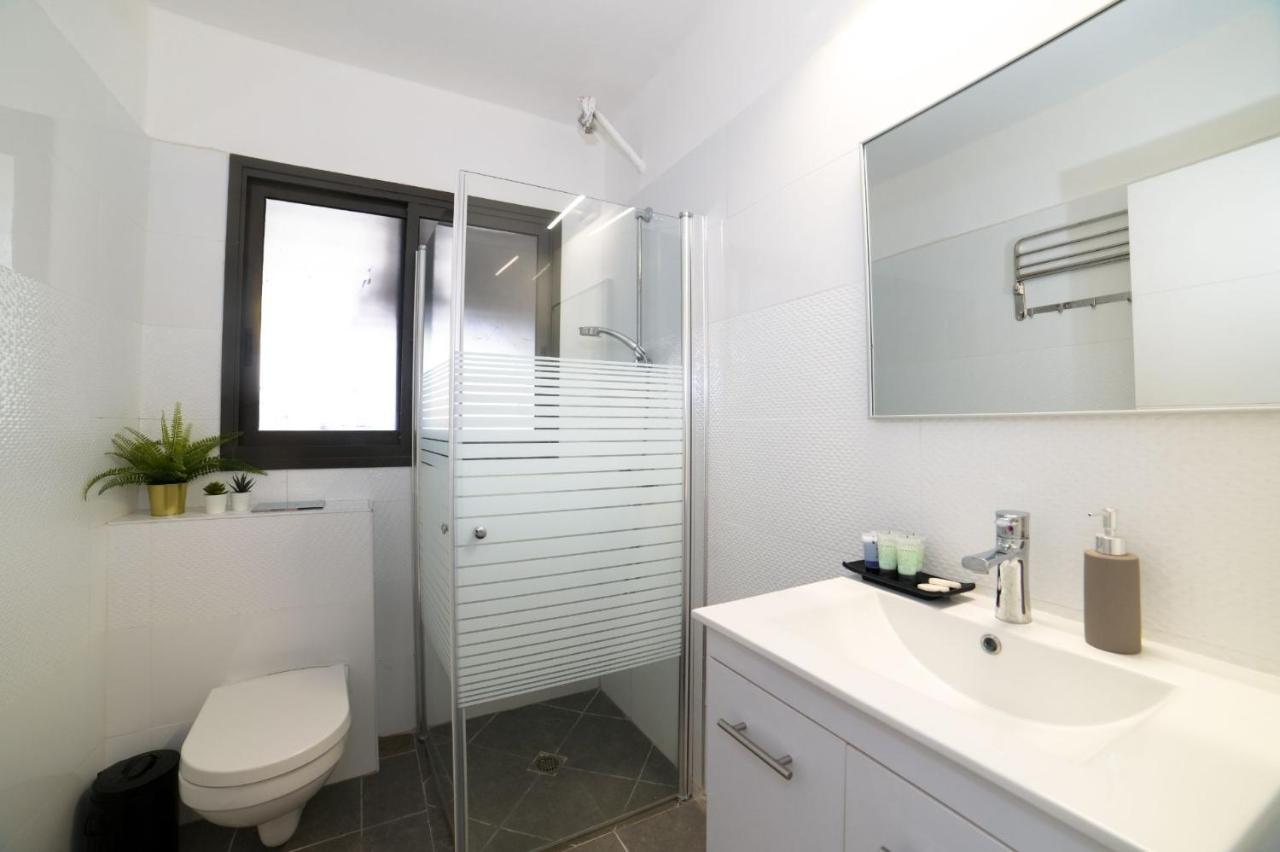 Two-Bedroom Apartment with Balcony and Lake View (10)