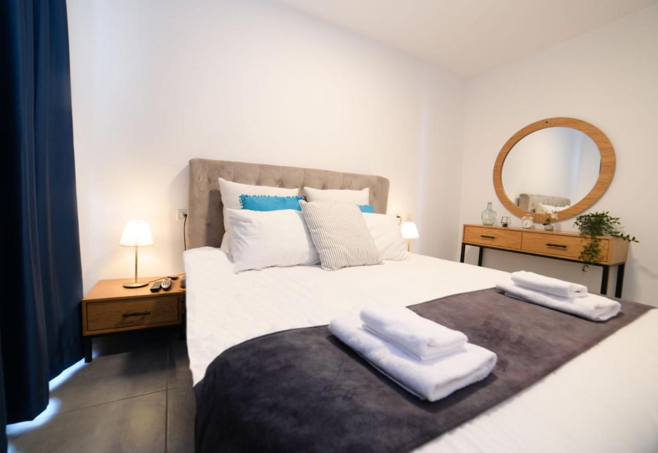 Two-Bedroom Apartment with Balcony and Lake View (10)