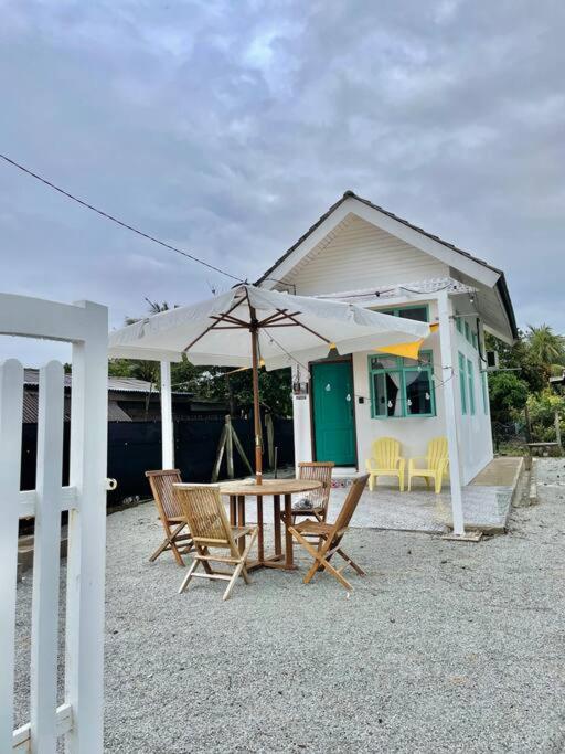 Sea Kecil Tiny House near Jetty of Kuala Besut - Bed and Breakfast