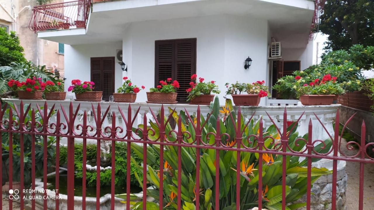 Casa Vacanza Villa Strazzeri - B&B Mondello