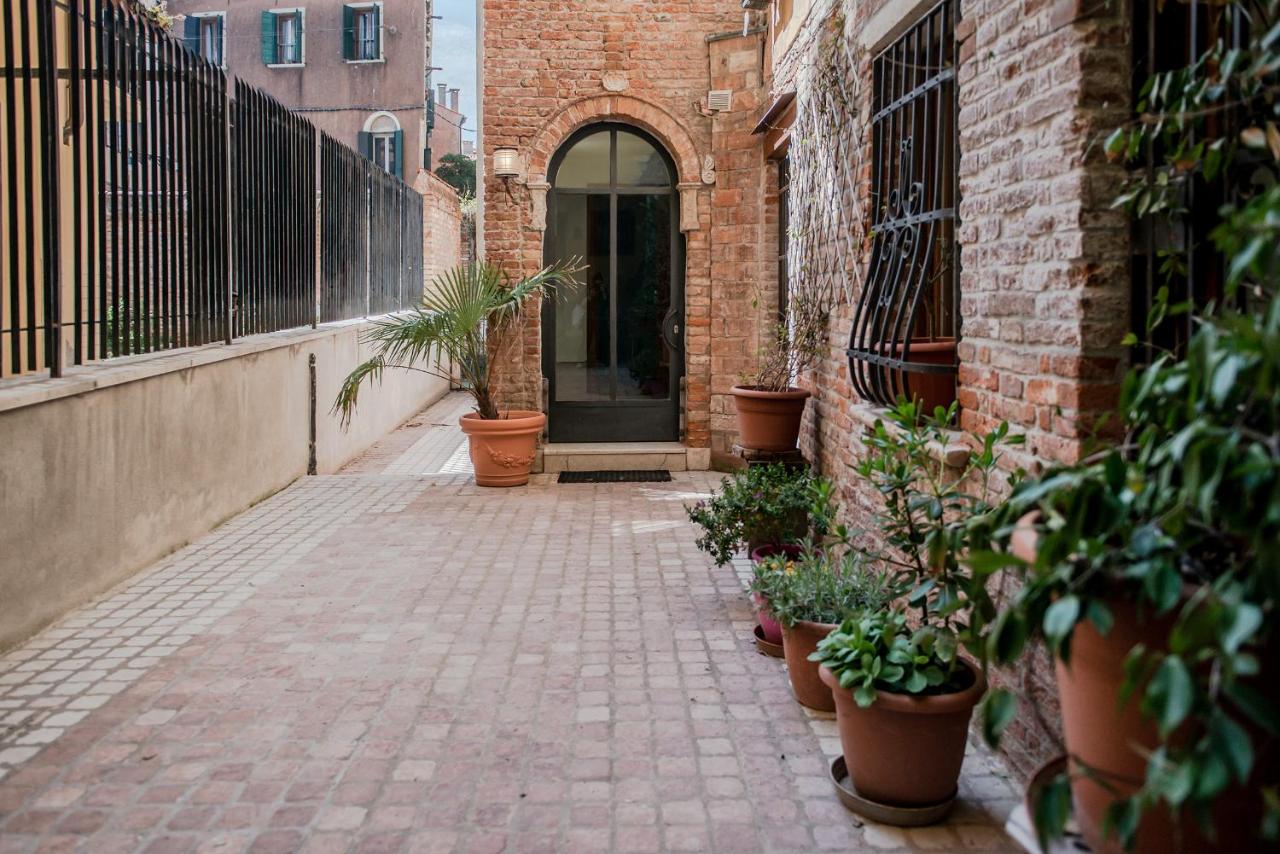 Gondola Rosa, incantevole vista sul canale - B&B Venecia