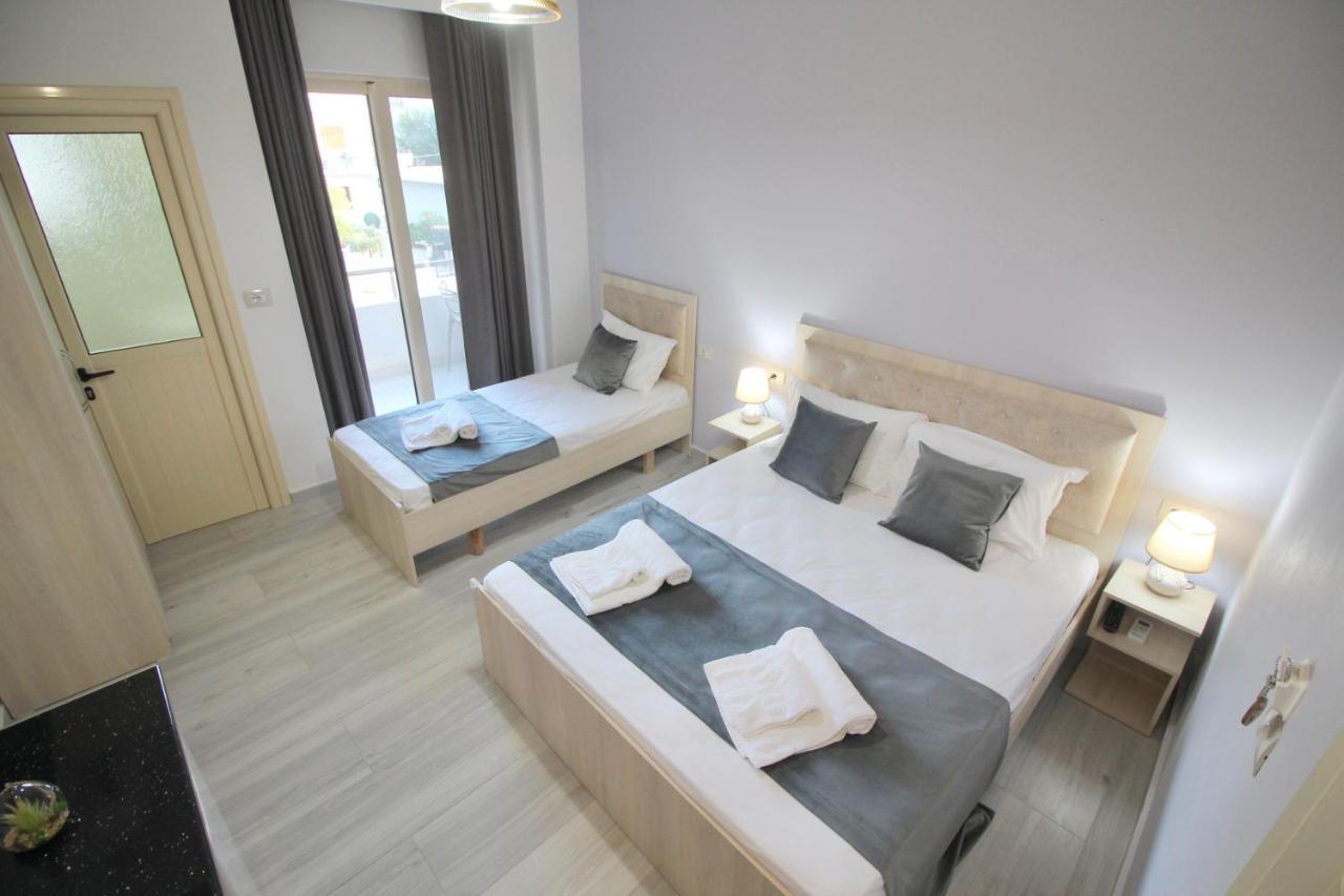 Dreibettzimmer mit Stadtblick