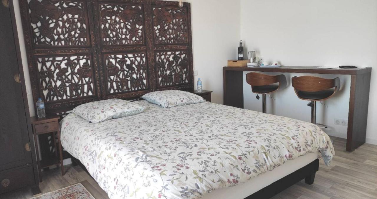 Zimmer mit Kingsize-Bett und Whirlpool