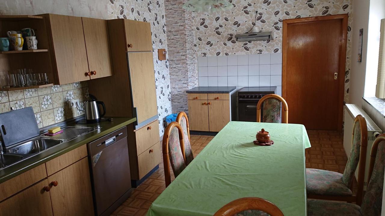 B&B Frechenhausen - Ferienwohnung Linde - Marburg Biedenkopf mit 5 Zimmer und Balkon - Bed and Breakfast Frechenhausen