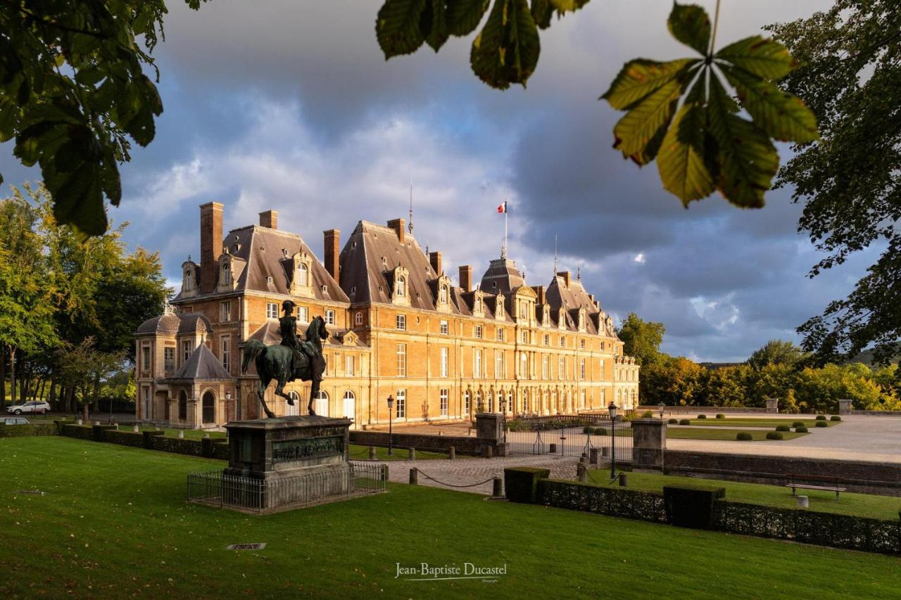 IDÉALEMENT SITUÉ "LE STUDIO" Les Locations ISAHORA sont aussi à 2 pas du Château d'Eu, des Falaises du Tréport, de MERS les Bains et aux portes de la BAIE DE SOMME - Chambres d'hôtes Eu